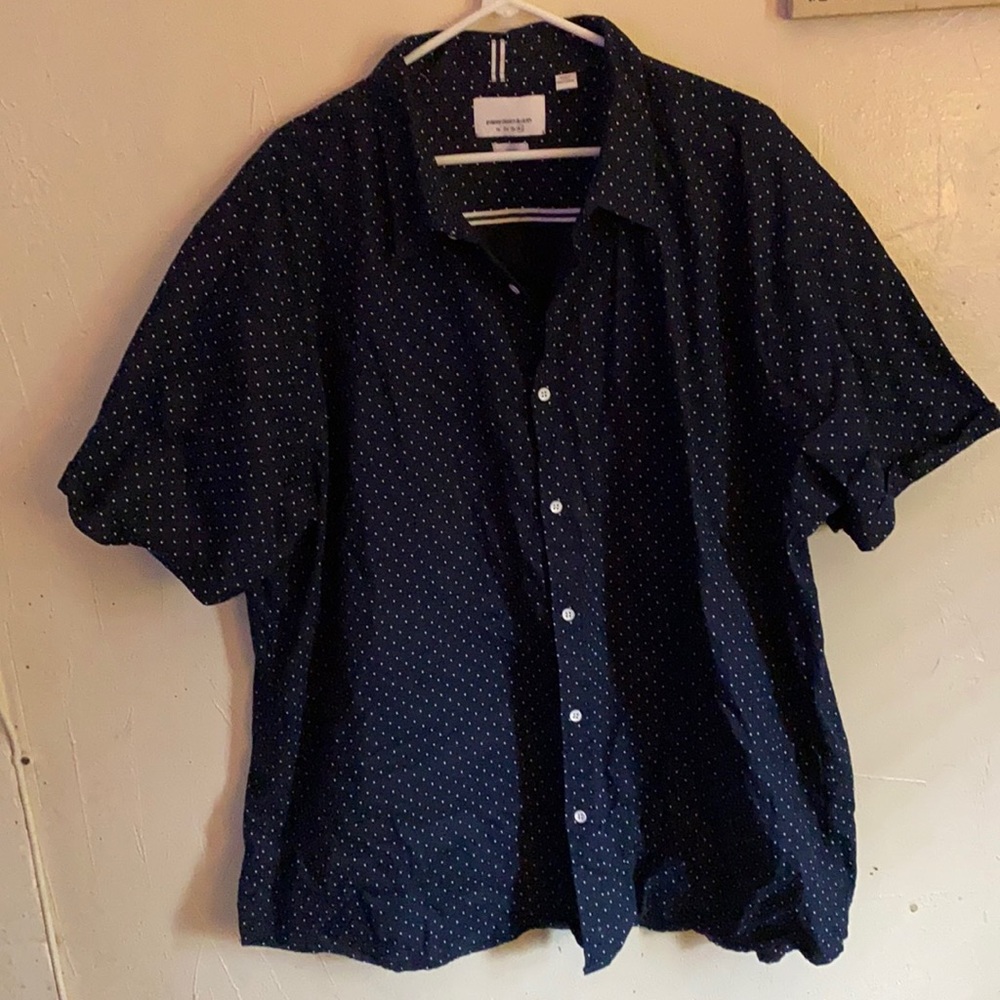 Men’s short sleeved button down dress shirt